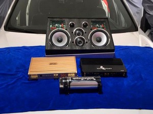 侧耳倾听 宝马320汽车音响改装洛克力量663